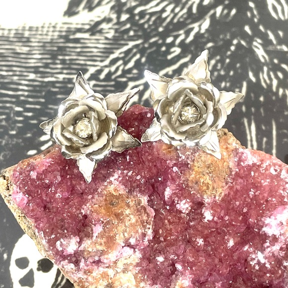 🖤 Vintage 🖤 Mid Century 🌹 Rose Silver Rhinestone Screw Back Earrings Flowers - Picture 3 of 5